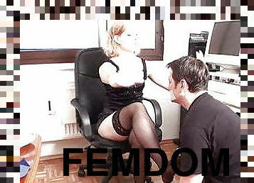 video-casalinghi, sadismo-e-masochismo, schiave, piedi, calze, feticci, donne-dominanti, stivali, dominazione-femminile, nylon