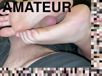 Perfect footjob from tiny feet