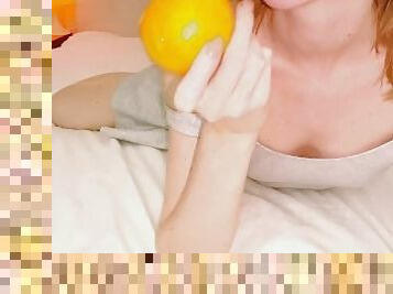 My pussy loves oranges. I Strongly stretch My creamy pussy to a shaking orgasm