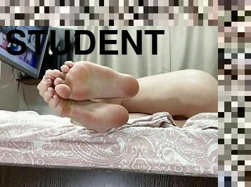 Sexy legs of a student. I shoot how she plays with her toes and heels