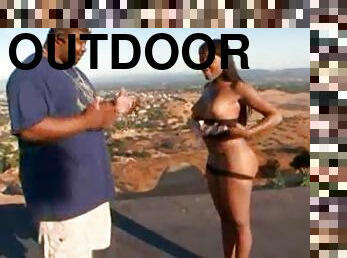 A video to admire a big sexy ass outdoors