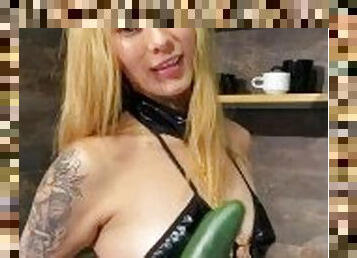 Latina use rompe el culo con enorme pepino