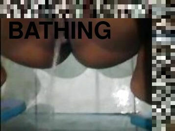 Venezolana latina meando en la ducha con el coño depilado #pissing #latina #pussy