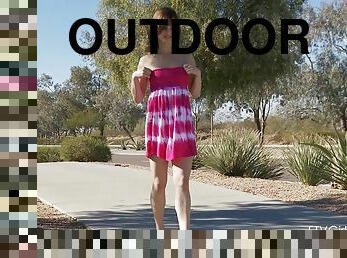 Casey pleases herself with fingering in outdoors solo sex video