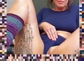 Thicc tatted milf jiggles her thighs *tease*