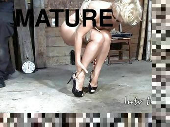 Mature Elli - Into The Attic