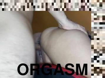 Puta cachonda entrega el culo a su amigo casado hasta llegar al orgasmo