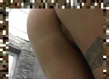 bañando, tetas-grandes, adolescente, rubia, con-piercings, culazo, ducha, a-solas, húngaro, tatuaje