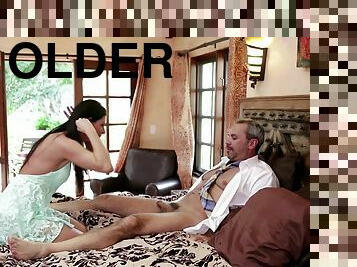 An older dude gives the cock to a sluty younger chick