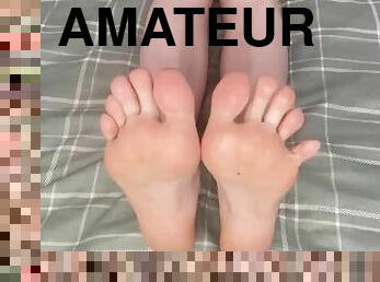 I want you to cum at my feet. Sexy feet. Hot toes