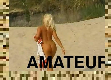 Amateur blonde girlfriend sucks and fucks on the beach