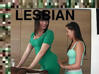 Experienced lesbian mom seduces an enthusiastic sexy teen girl