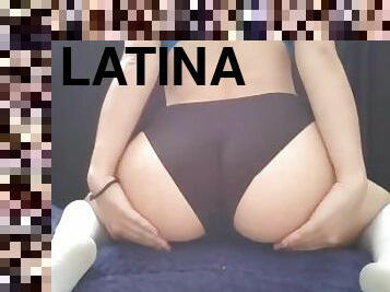 Universitaria latina juega con sus Nalgas en la sala