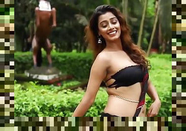 Koyeliya shows armpits and belly button in black sari
