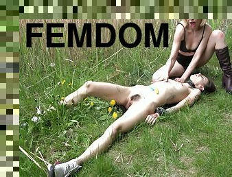 karvainen, ulkotiloissa, lesbo-lesbian, bdsm, fetissi, sidonta, naamalla-istuminen, femdom, tatuointi