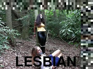 di-tempat-terbuka, lesbian-lesbian, bdsm-seks-kasar-dan-agresif, kaki, fetish-benda-yang-dapat-meningkatkan-gairah-sex, menyumbat, bondage-seks-dengan-mengikat-tubuh, berambut-cokelat