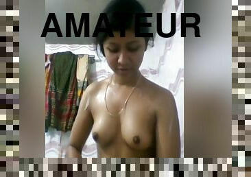 Today Exclusive- Cute Look Desi Girl Record Her Bathing Video