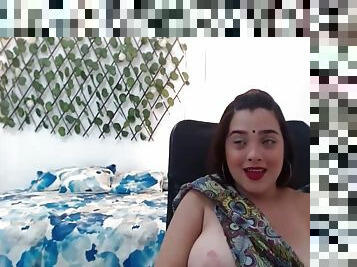 Hot Bhabi In Saree Showing Boobs On