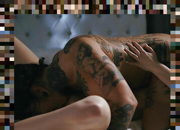Scarlett Sage makes out with tatted Jessie Lee