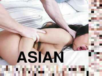 Asian Jade Kush use a dildo & fucks her stepfather during a live sex show