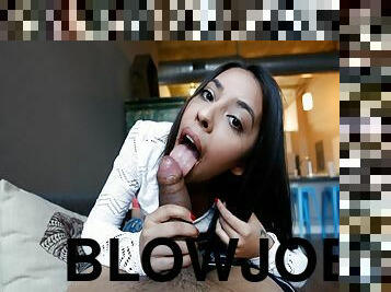 Jasmine Summers practice her blowjob