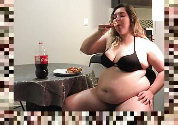 Chubbies gf can't stop eating pizza