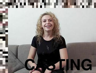 Casting Leila horny curly hair blonde