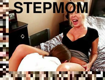 Horny stepmom Erica Lauren adores cunnilingus