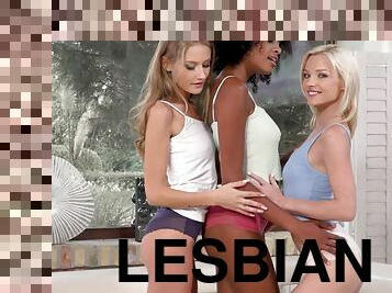 Interracial lesbian threesome with Zazie Skymm & Luna Corazon