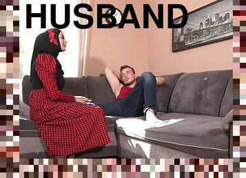 After shopping she sucks her husband