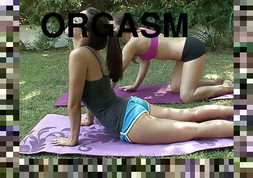 Two sporty babes reach lesbo orgasms after outdoor yoga