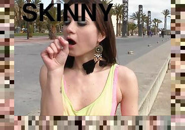Skinny Valentina Bianco lifts leg to get pussy fucked