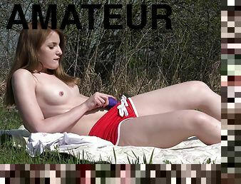 Cute amateur Kizzy Sixx spreads her legs in outdoors to masturbate