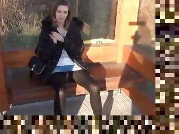 Chick fucking a lucky dick out in Bus Stop until she gets cummed