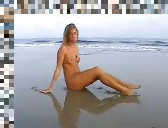 Yvonne naked in public nackt in der Öffentlichkeit (Public Beach)
