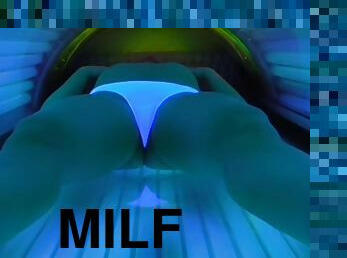 Milf with vibrator masturbate in solarium
