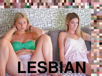 Two lesbian teen masturbates on webcam