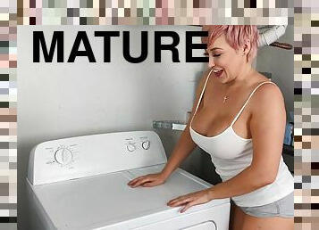 Wild fucking on the washing machine with mature star Ryan Keely