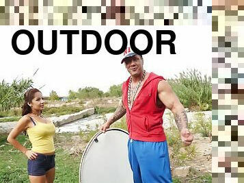 Wild outdoors fucking between a muscular guy and an amateur chick