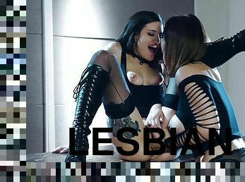 Tattooed pornstars Ivy Labelle and Luna Lovely in hot lesbo scene