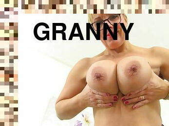 Granny with saggy tits loves to get naked and to tease with her cunt