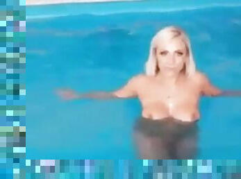 Schneller geiler Pool Blowjob von meiner Freundin