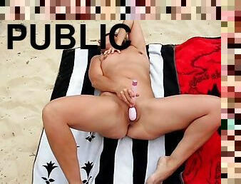 masturbate with my vibro at the public beach