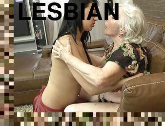 dark haired lesbian Audrina licks Maria hairy mature pussy