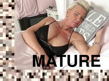Mature short haired busty blonde slut Jill pounded on the bed