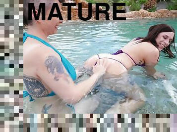 Mature inked punk babes Shelby Paris and Nikki Sequoia pussy licking