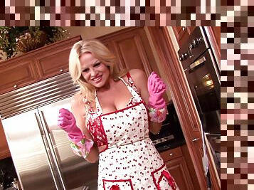 Kelly Madison loves cooking an playing with her pleasure hole