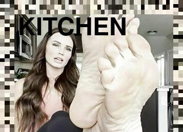 Wrinklequeen kitchen feet