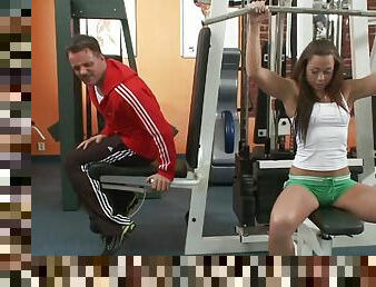 Fit stud gets his long pole sucked by sporty babe in the gym