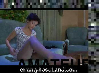 Inessa Changes Her Pantyhose In Amateur Scene